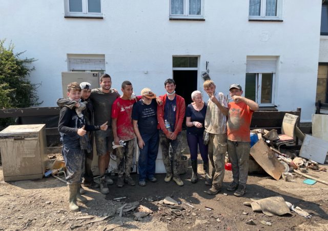 Suite aux inondations, des jeunes du Centre Cerfontaine sont allés aider les sinistrés…